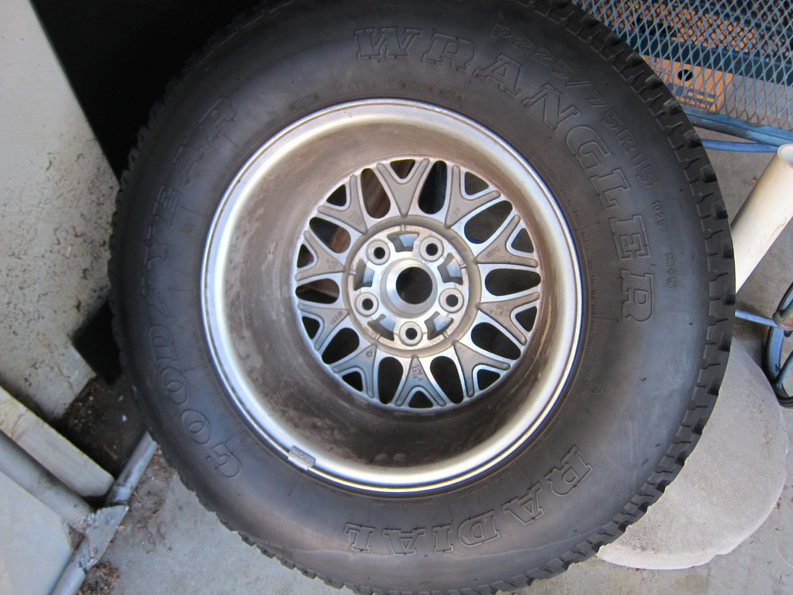 Goodyear Wrangler Radial P225/75R15 as new Jeep ZJ alloy wheel and